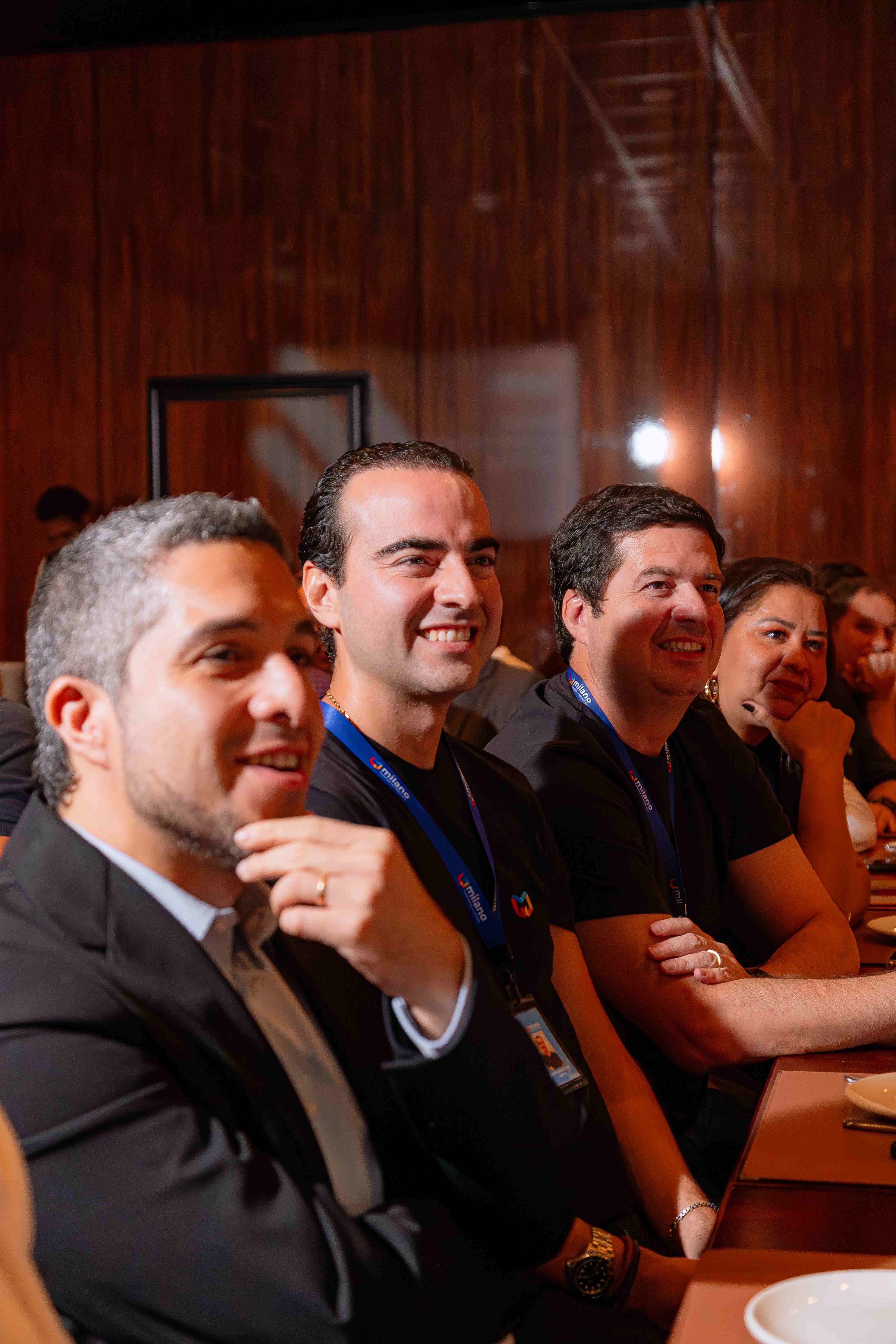 Participantes sorrindo durante o Apollo Summit