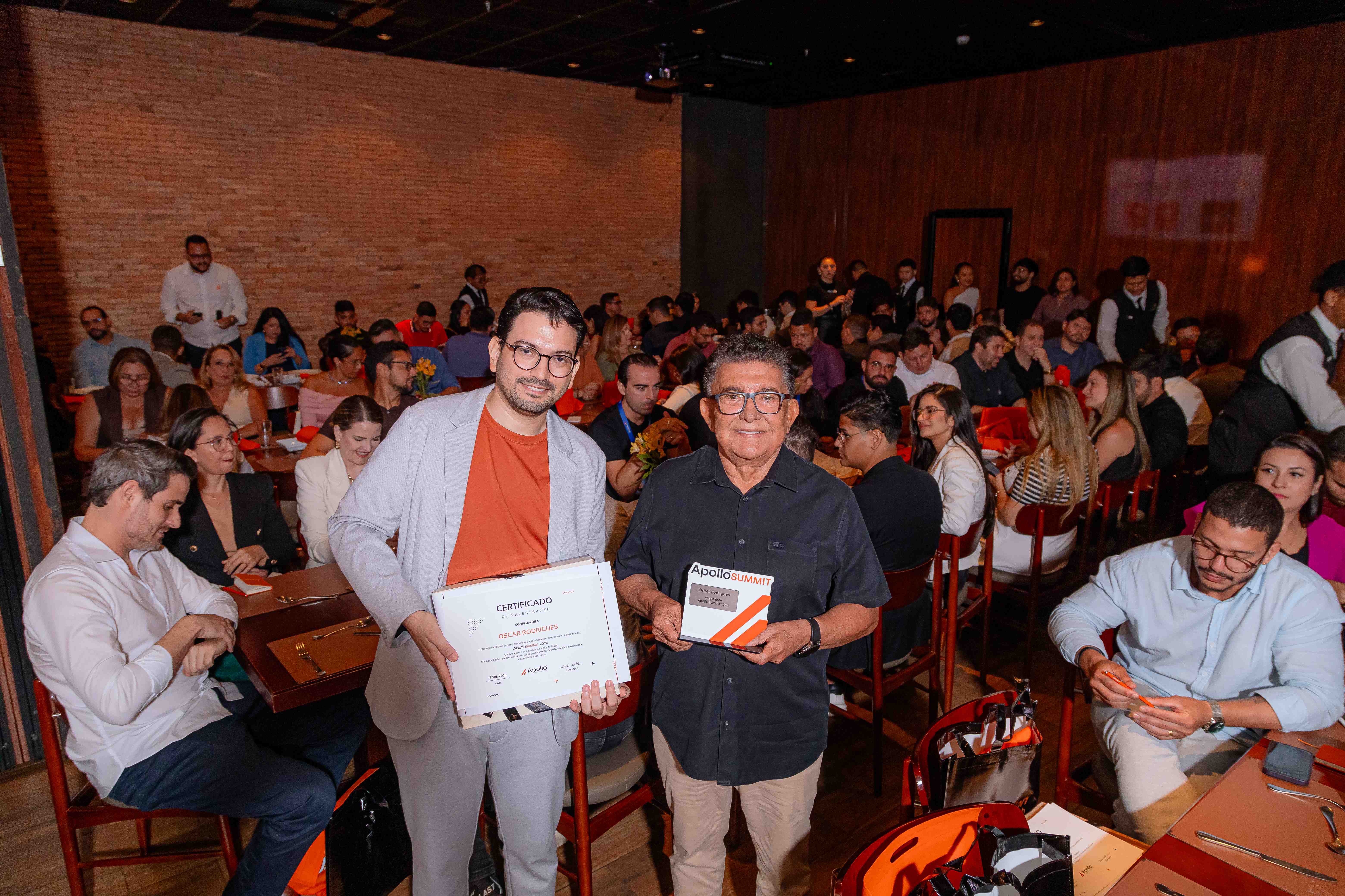Entrega de certificado e reconhecimento no Apollo Summit