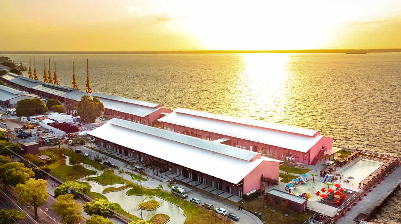 Vista aérea do Vila Galé Collection Amazônia, na orla do Porto Futuro II em Belém, ao pôr do sol